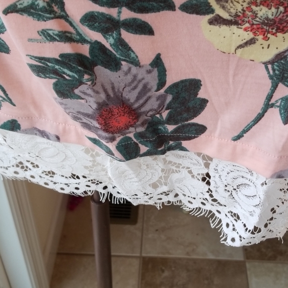 🐼Fall Sale- Suzanne Betro Floral Lace Trim Top - Picture 4 of 8